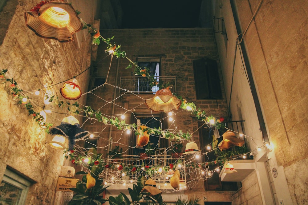 uma sala com um monte de luzes penduradas no teto