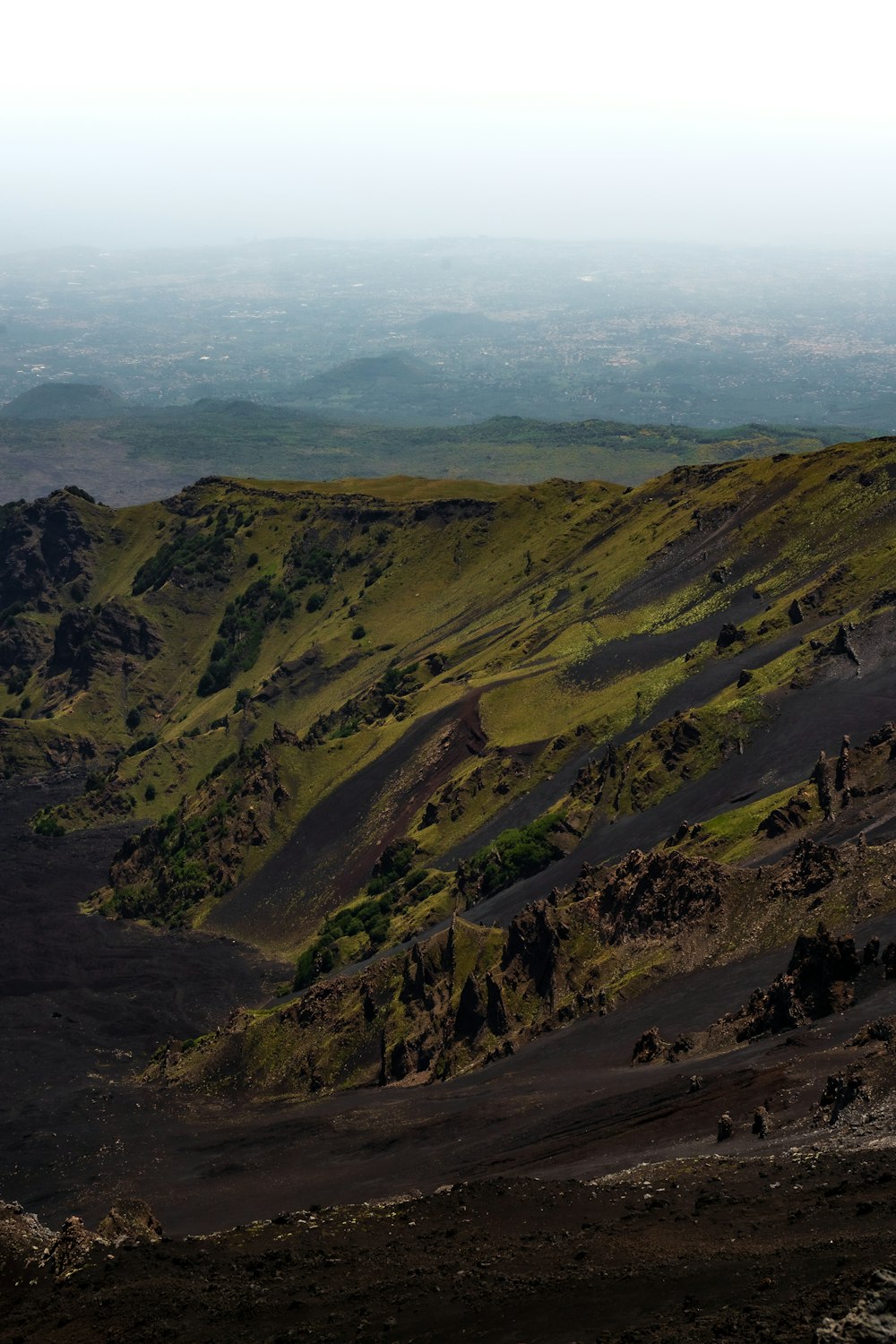 Una vista de una zona montañosa con colinas en la distancia