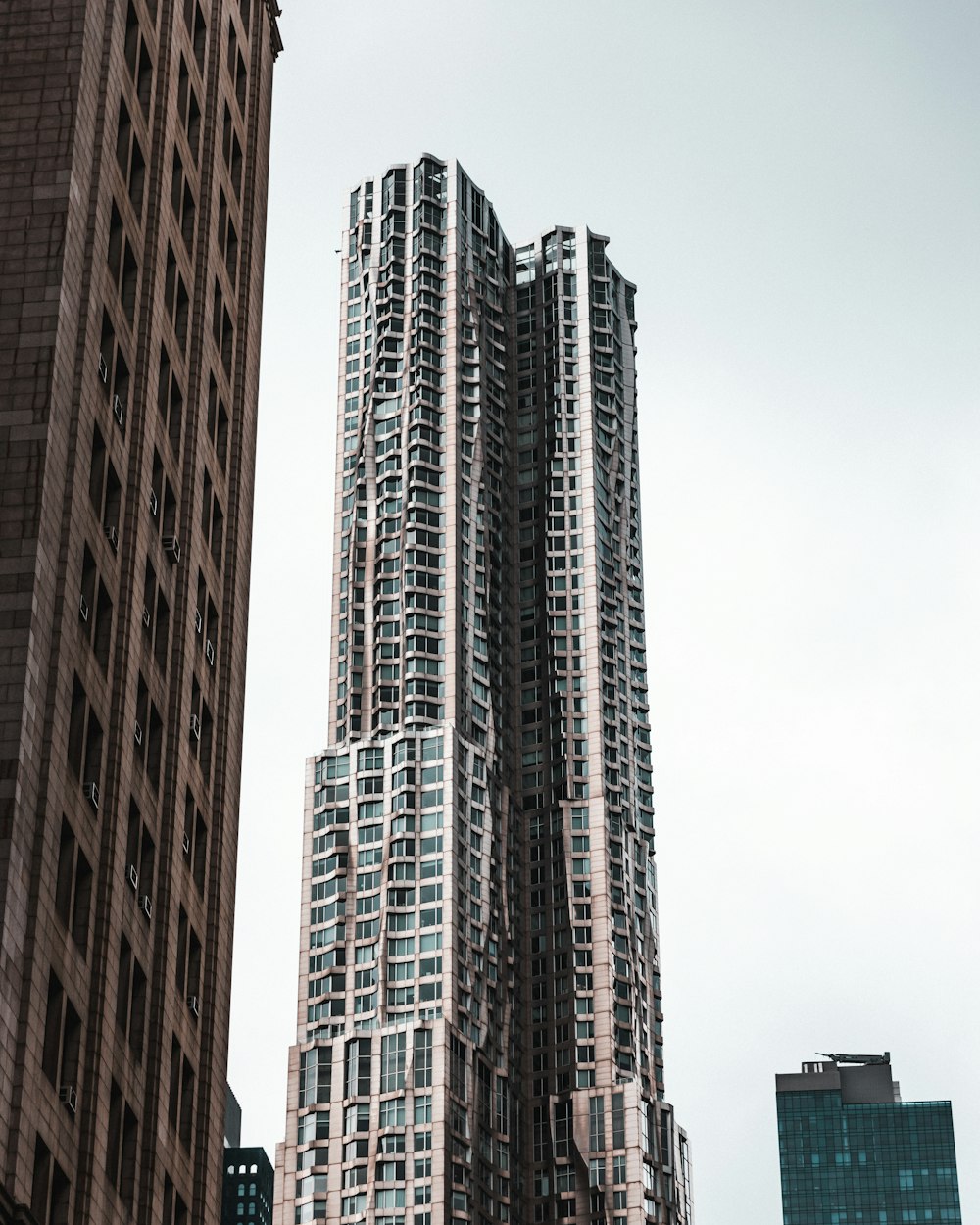 도시 한복판에 있는 매우 높은 건물