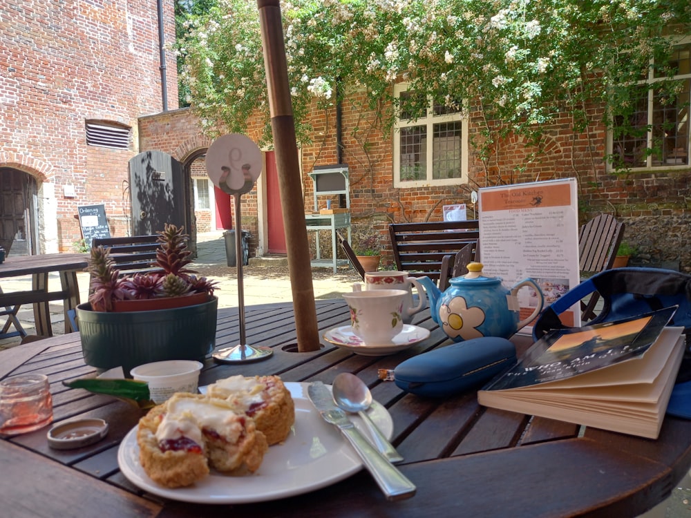 ein Tisch, auf dem ein Teller mit Essen steht