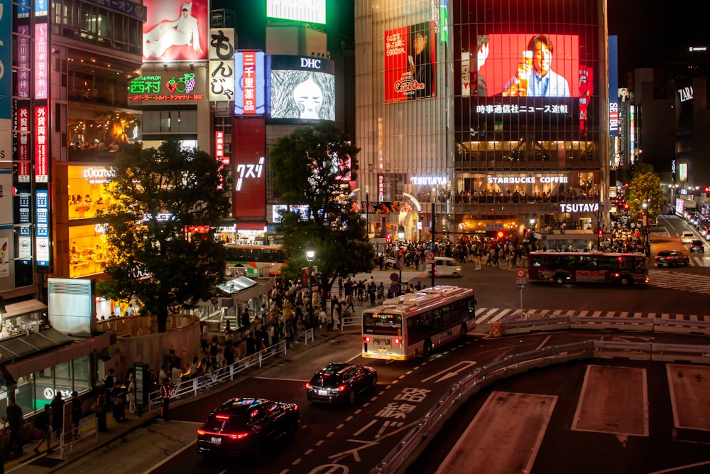 夜は交通量の多い街並み