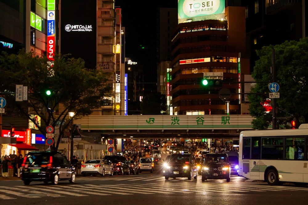 a city street filled with lots of traffic at night