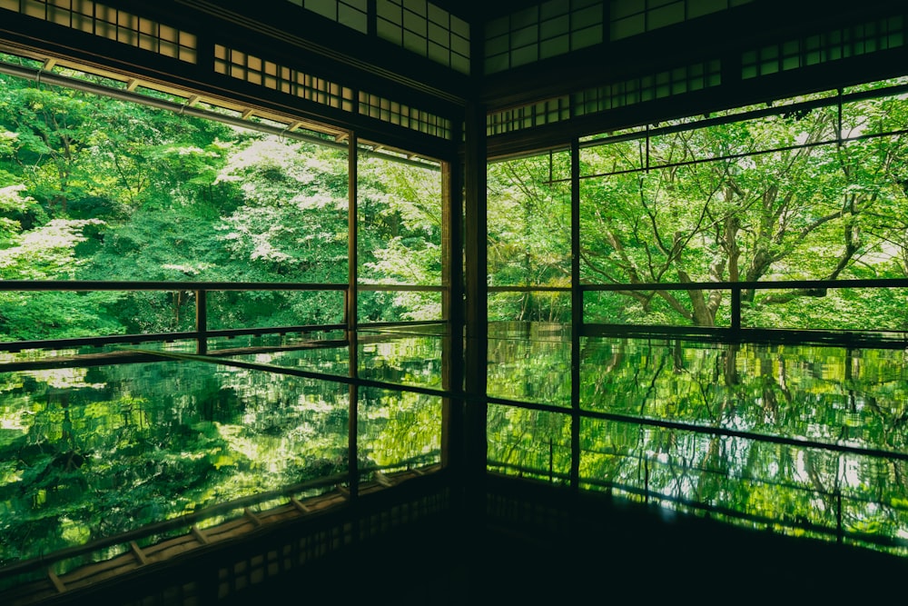 Ein Raum mit vielen Fenstern