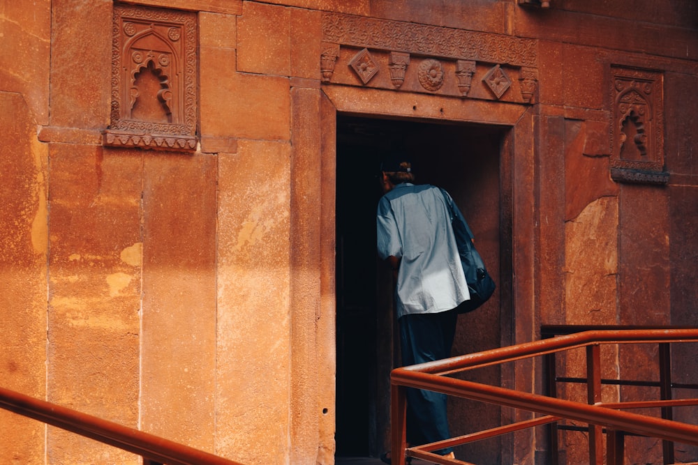 Un uomo in piedi in una porta di un edificio