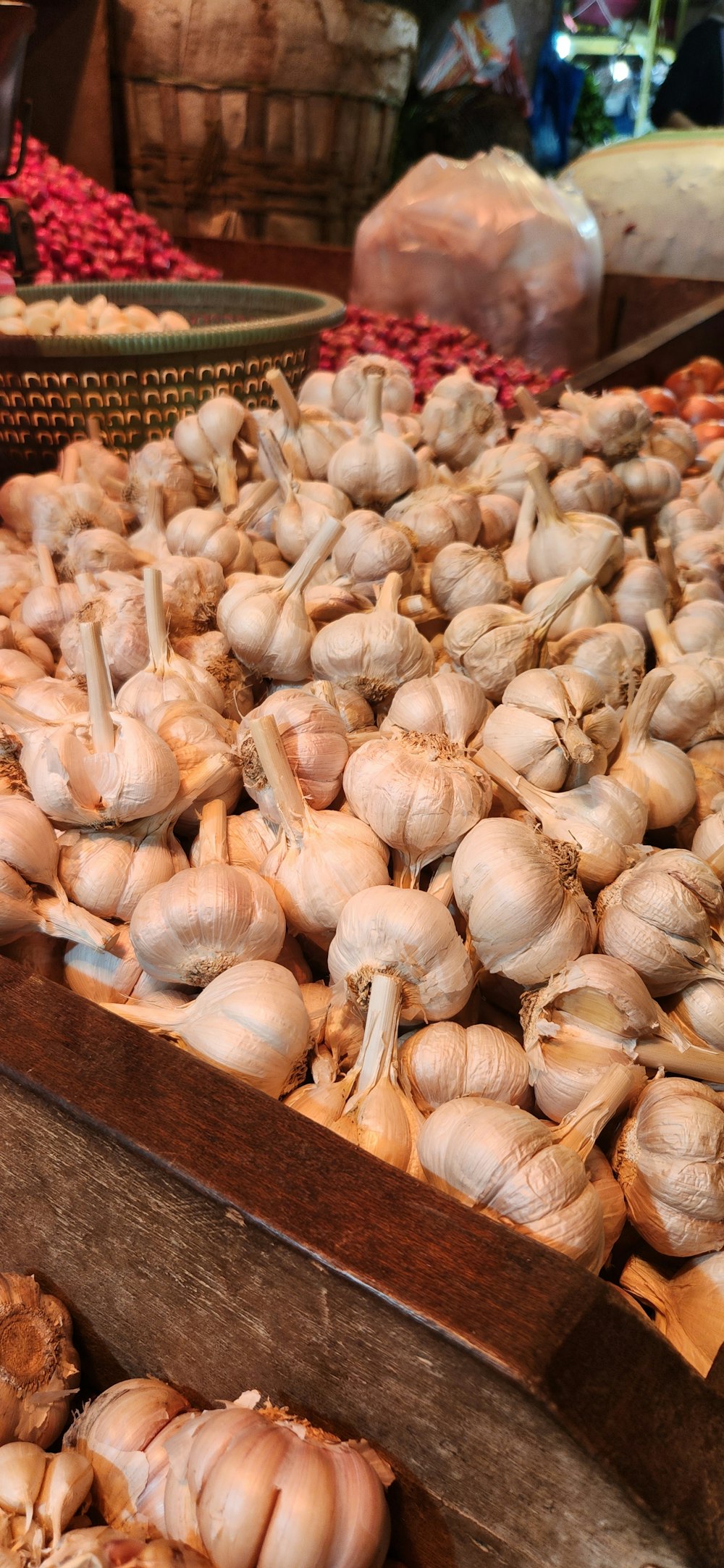 a pile of garlic sitting on top of a wooden table