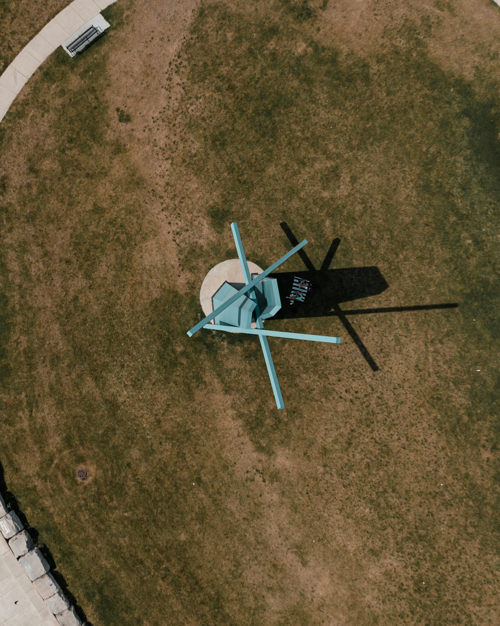 公園のベンチの空中写真