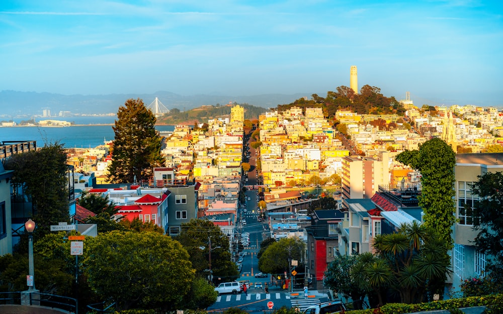 Blick auf eine Stadt von einem Hügel aus