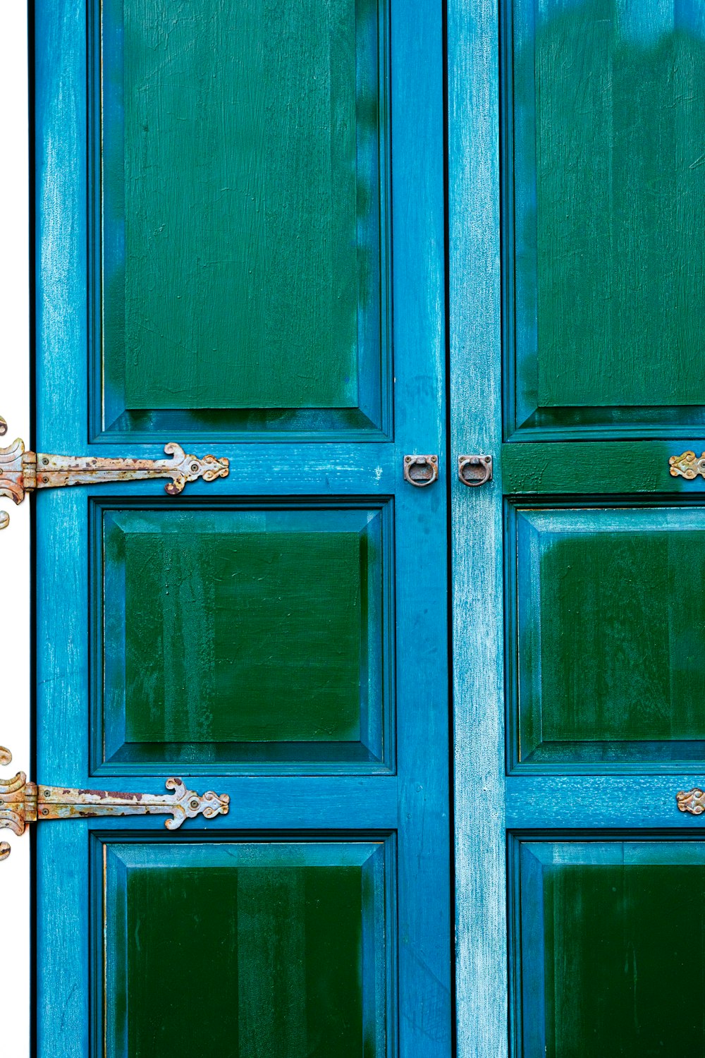 Un primer plano de una puerta azul con un reloj