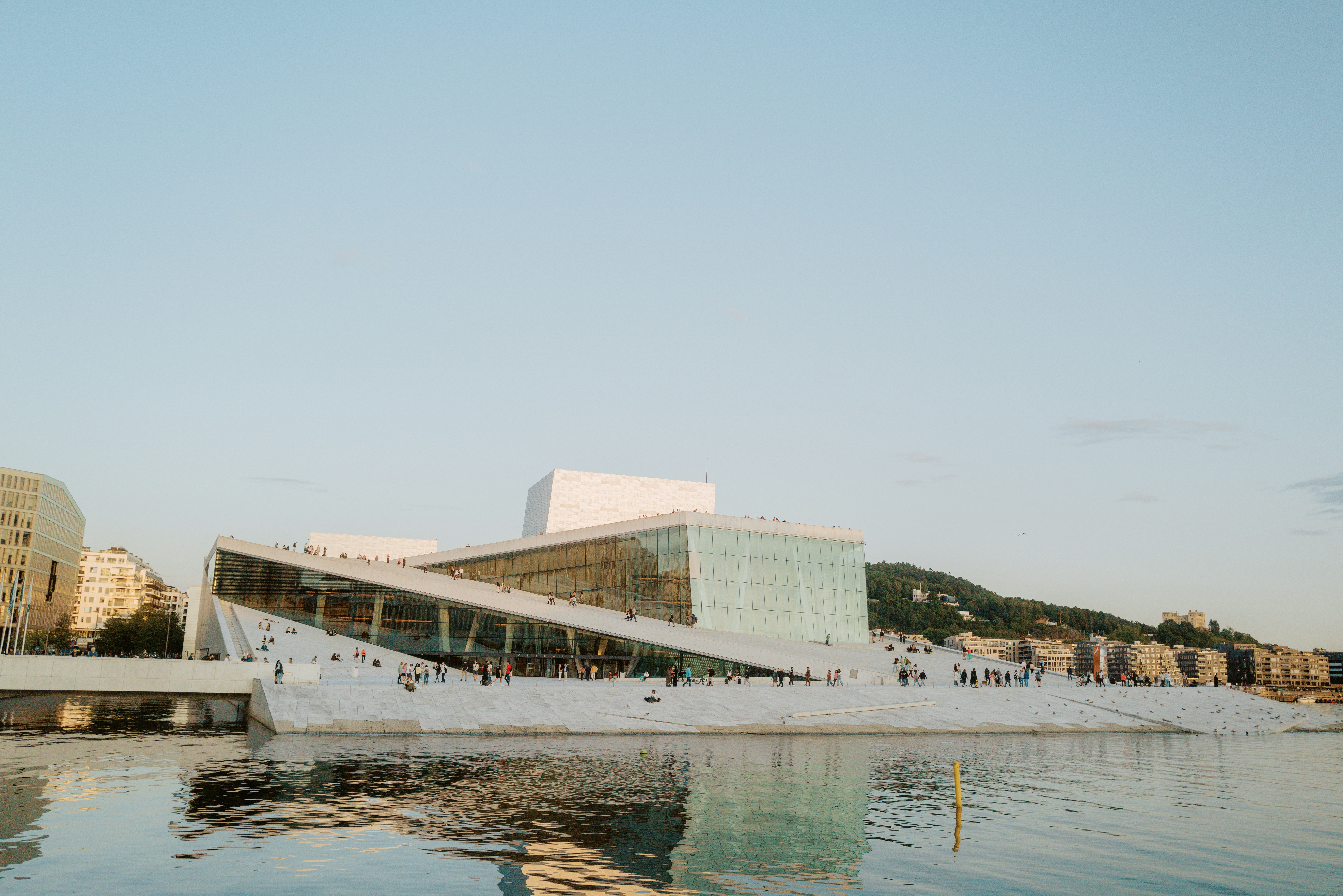 un bâtiment situé à côté d’un plan d’eau