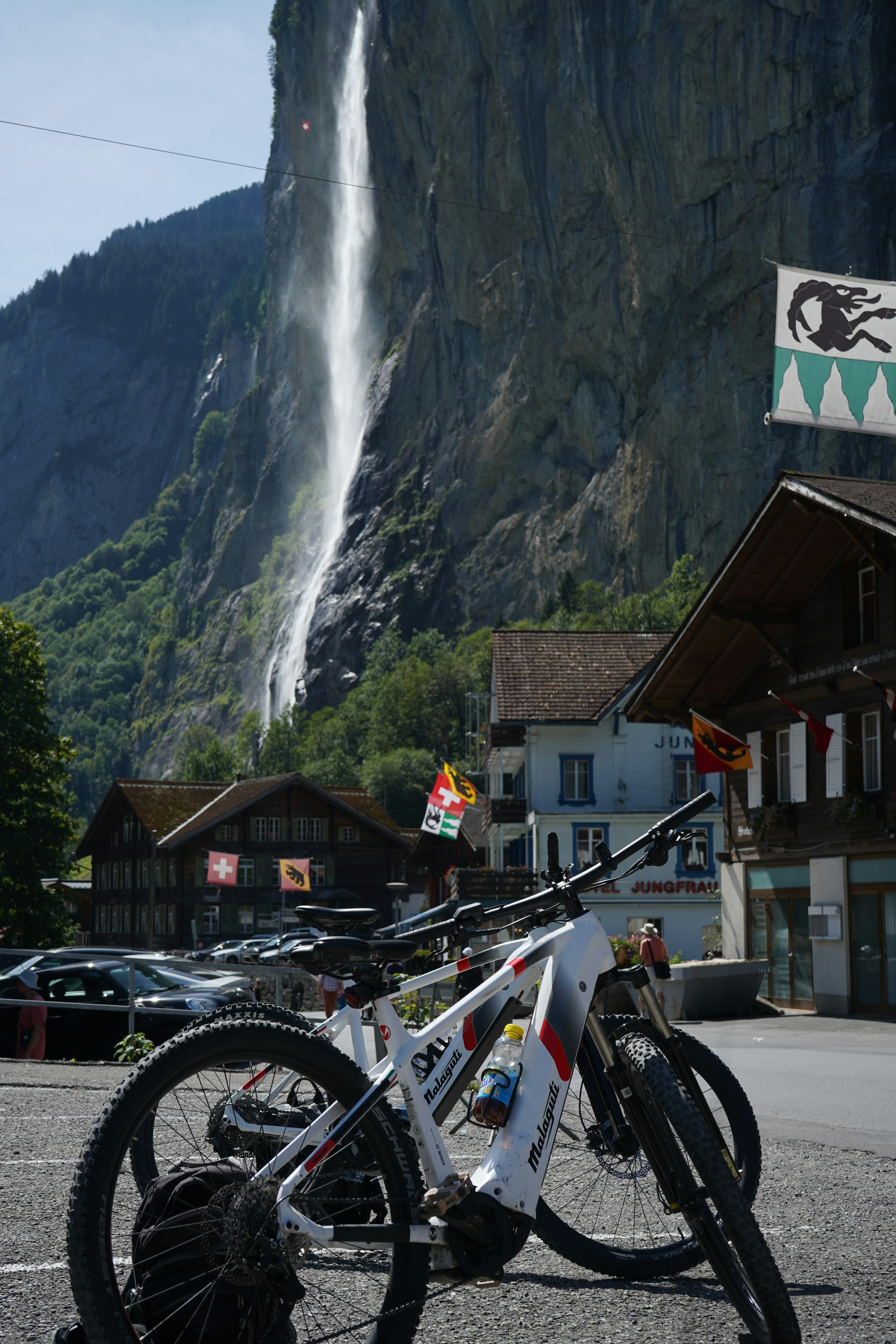 Ein Berg mit einem Wasserfall im Hintergrund