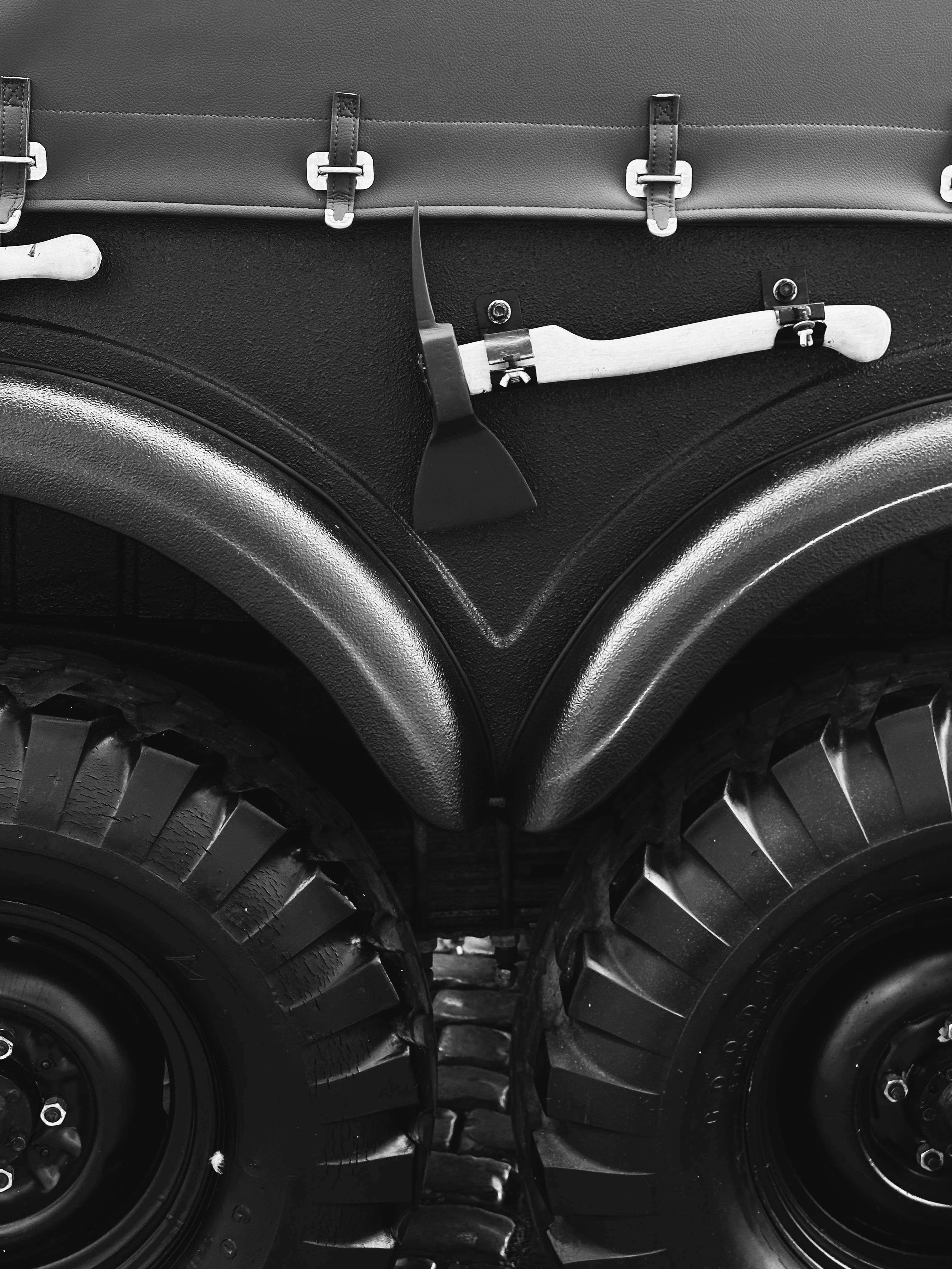 ein Schwarz-Weiß-Foto von der Rückseite eines Fahrzeugs