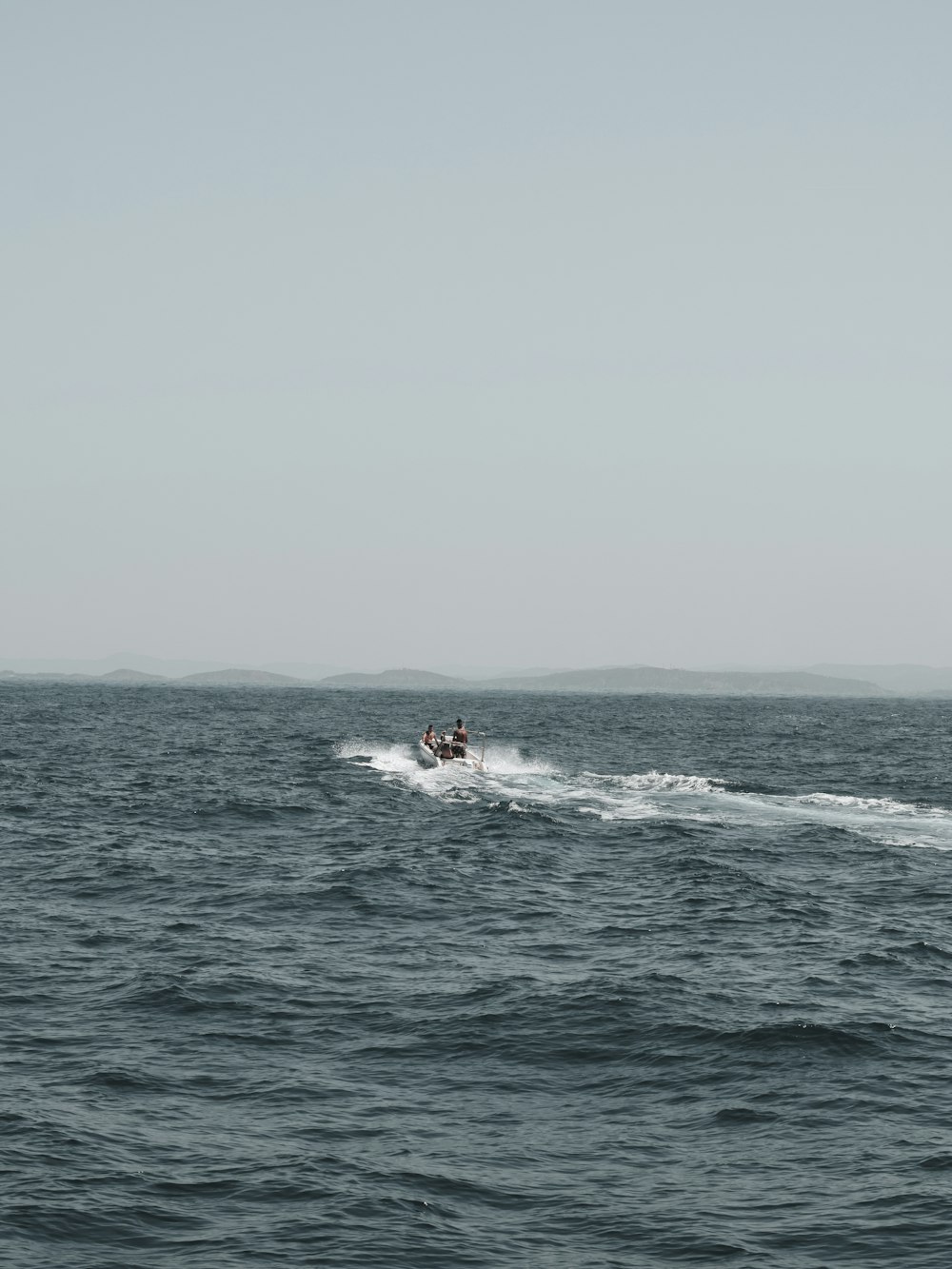 Una persona en un barco en medio del océano