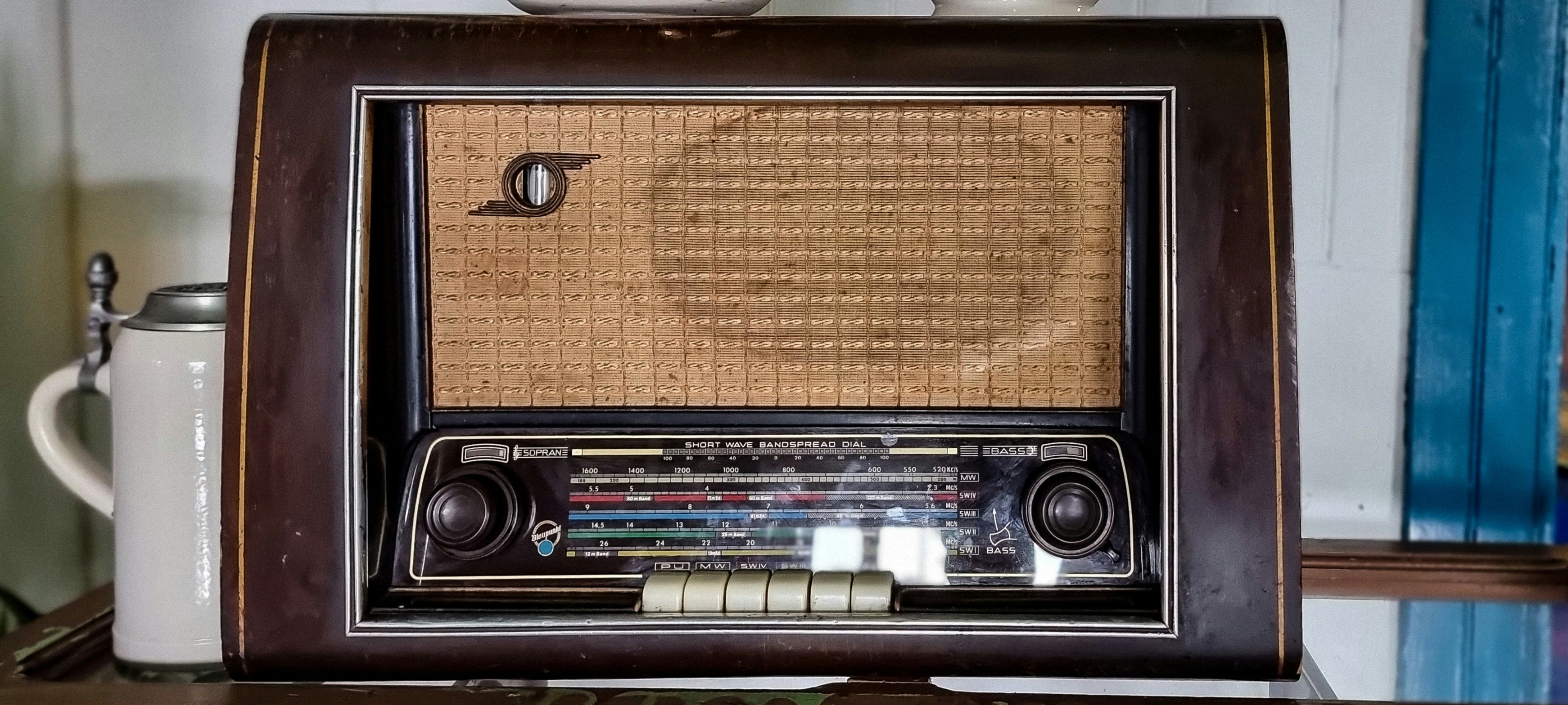 an old radio sitting on top of a wooden table