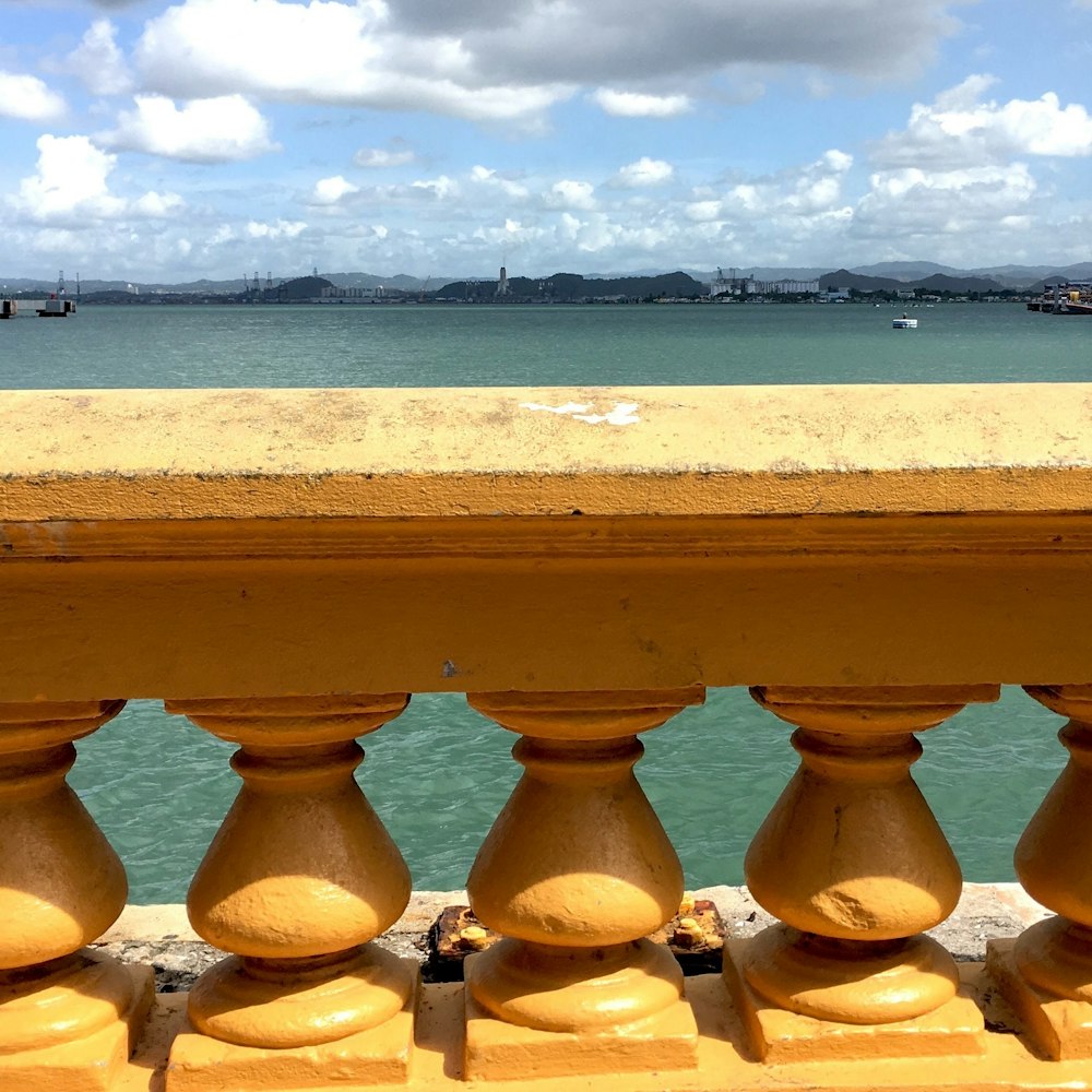 Blick auf ein Gewässer von einem Balkon aus