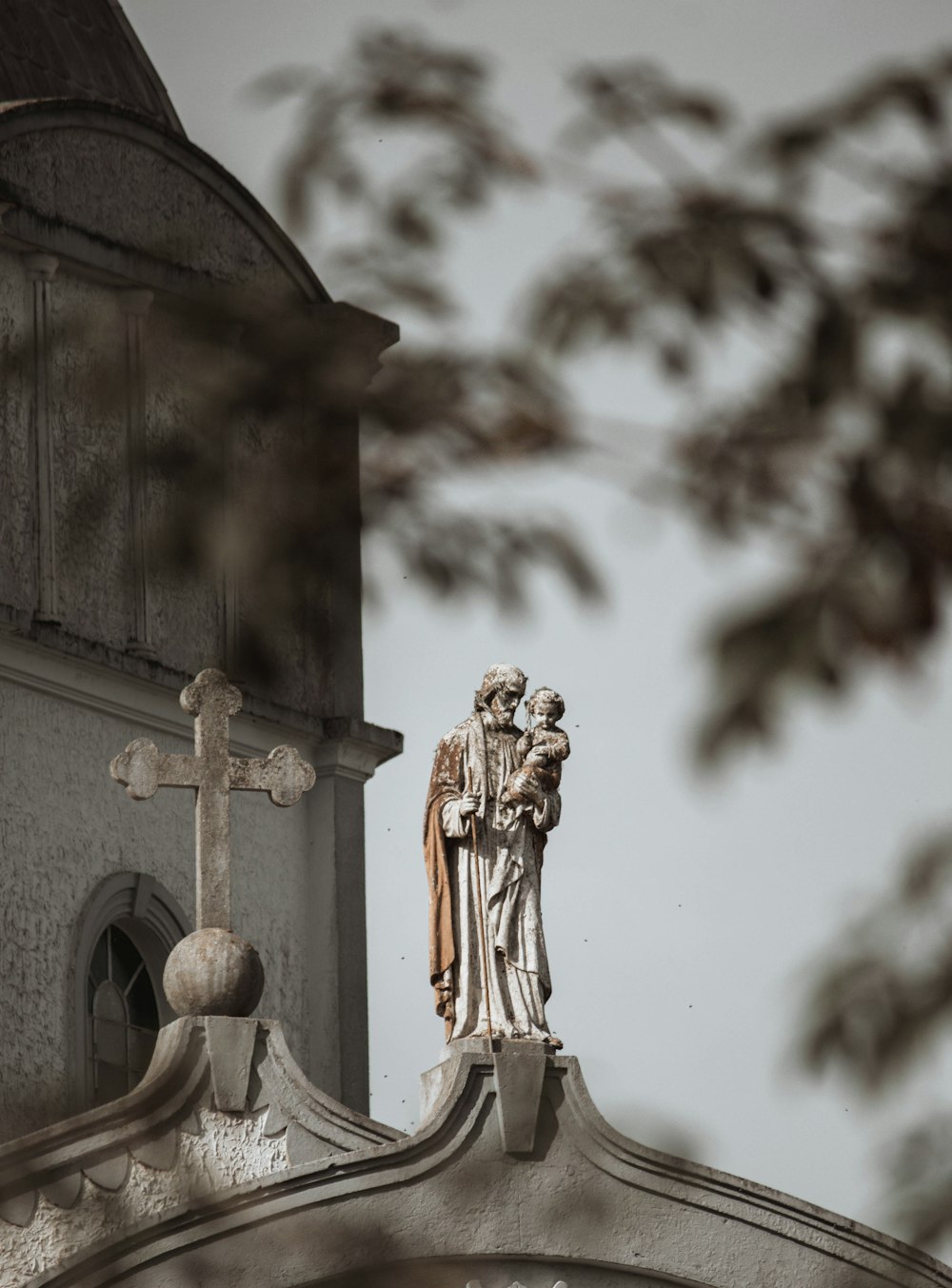 a statue of a man and a woman on top of a building