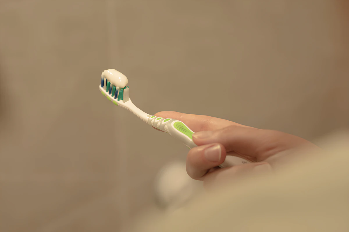 İllüstratif görsel: a close up of a person holding a toothbrush