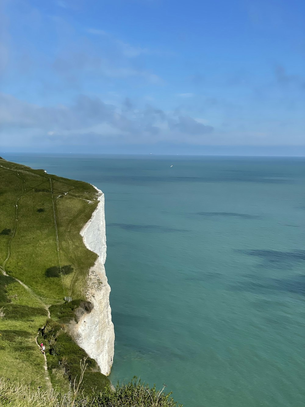 Blick auf das Meer von der Spitze eines Hügels