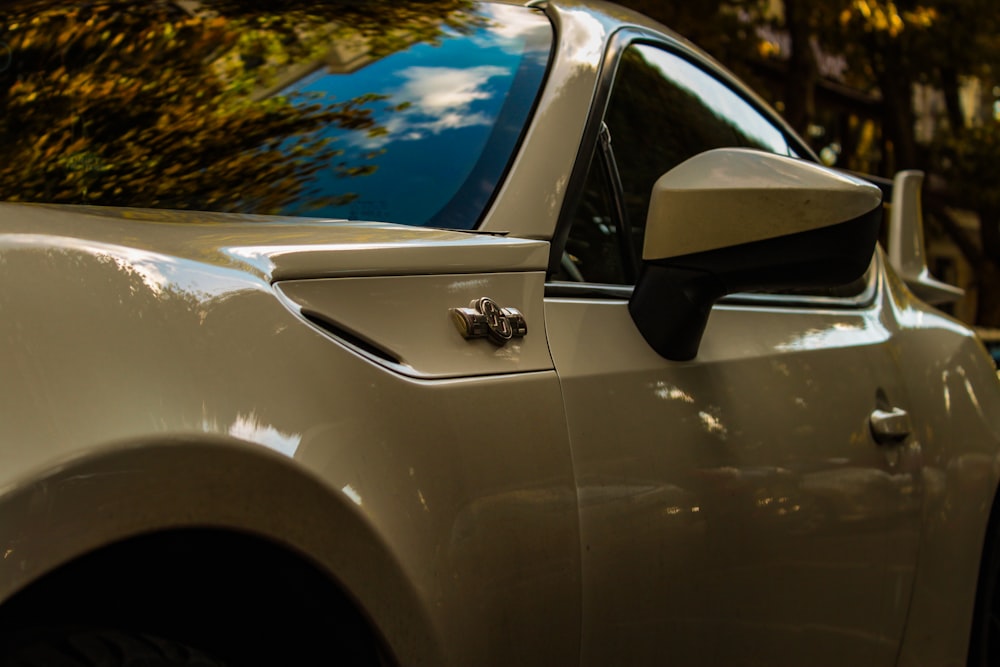 a close up of a car's side view mirror