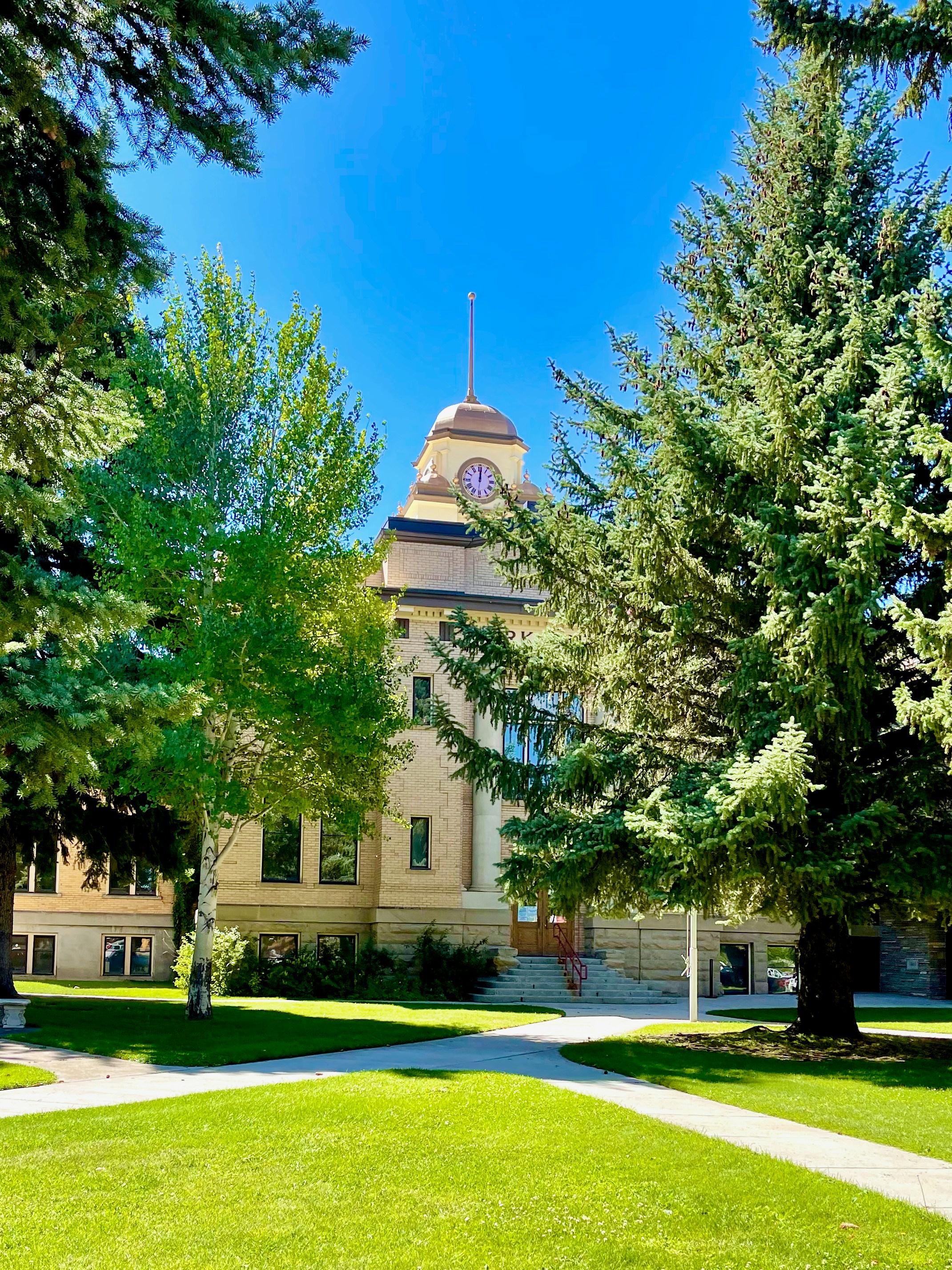 un grand bâtiment avec une horloge sur le dessus