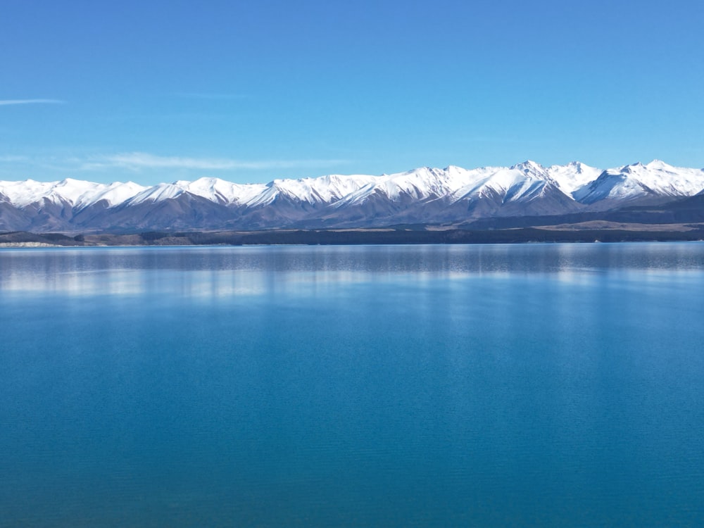 Una gran masa de agua con montañas al fondo