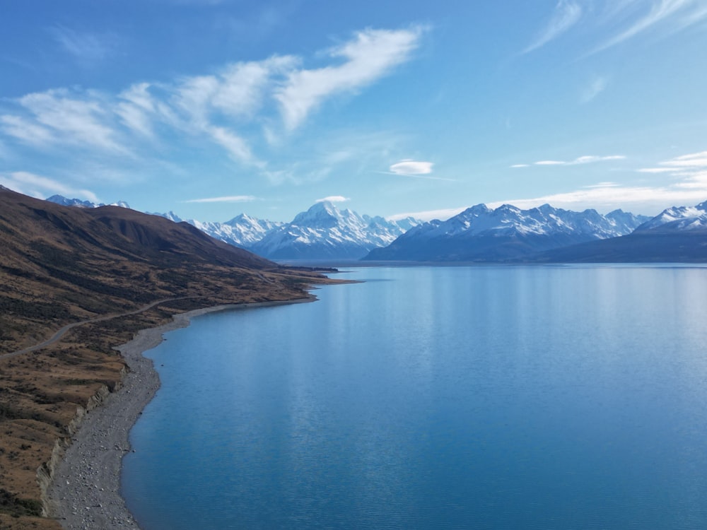 una gran masa de agua rodeada de montañas