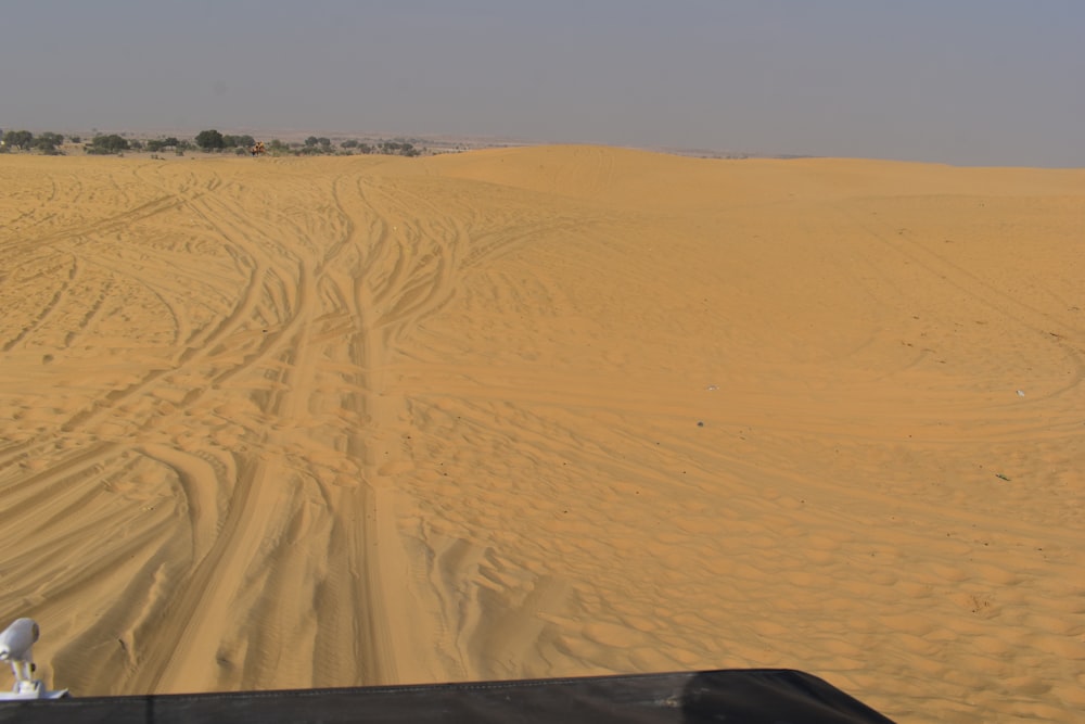 Una vista di un deserto da un veicolo