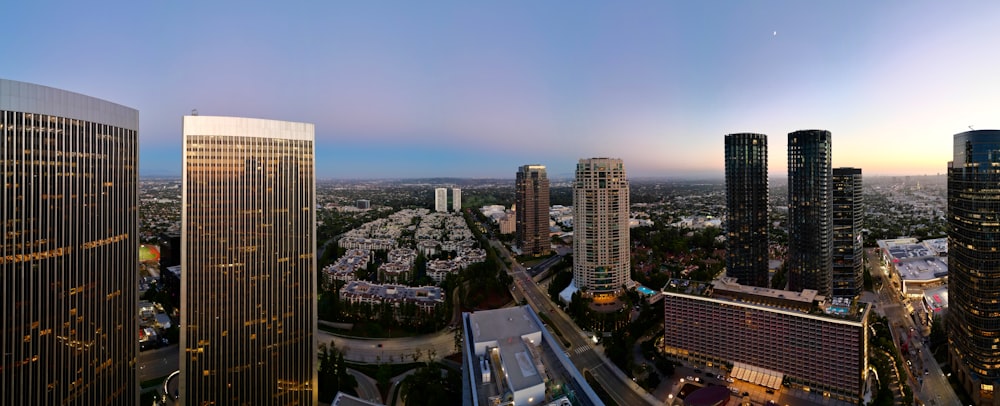 Une vue aérienne d’une ville avec des gratte-ciel
