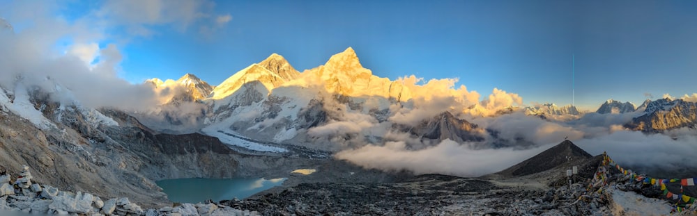 una cadena montañosa con un lago rodeado de nubes