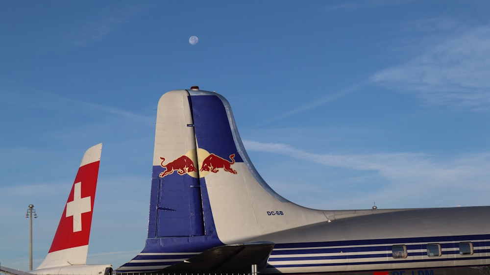 Un gran avión de pasajeros sentado encima de la pista de un aeropuerto