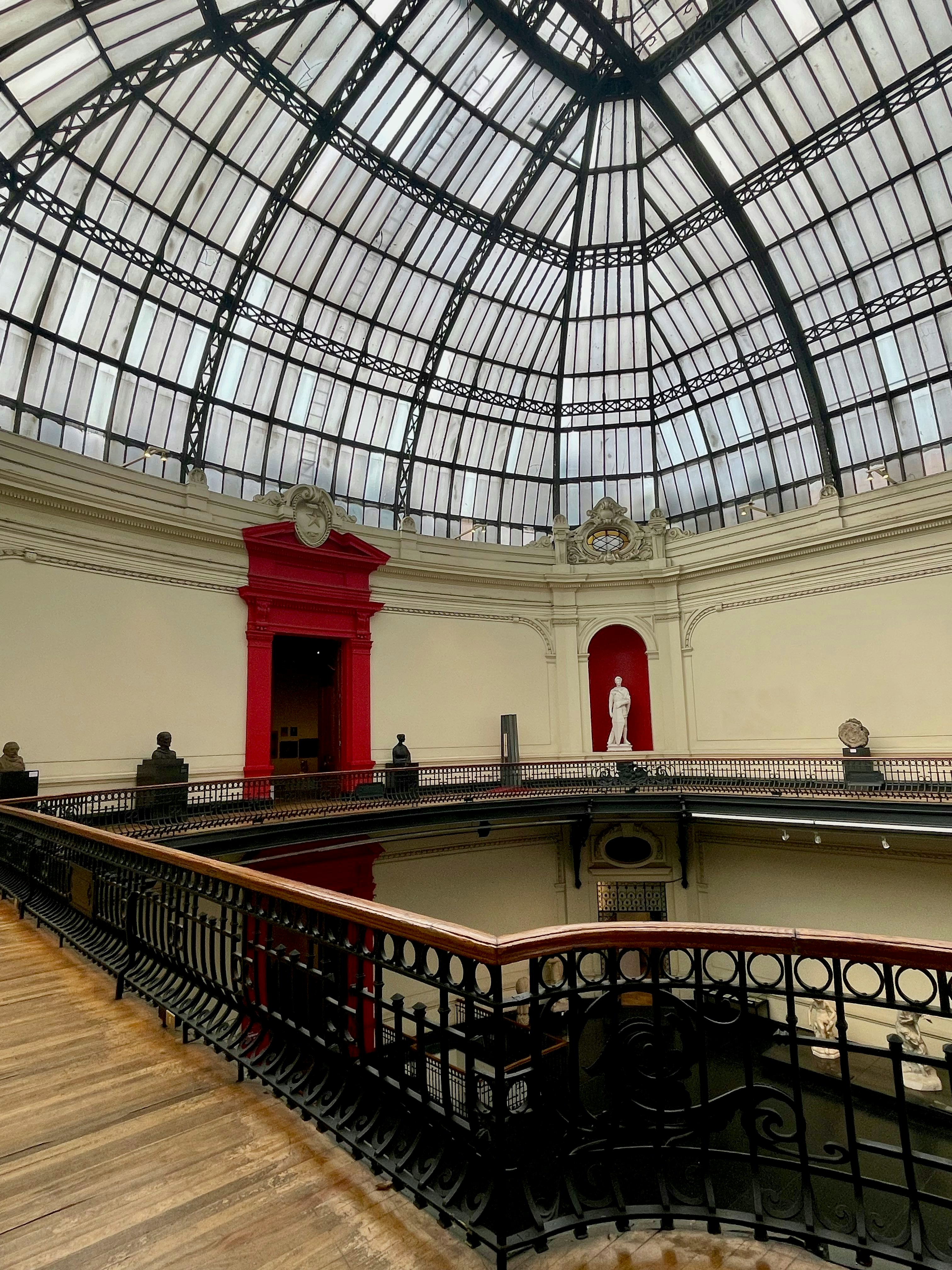 ガラス屋根と赤い扉の建物