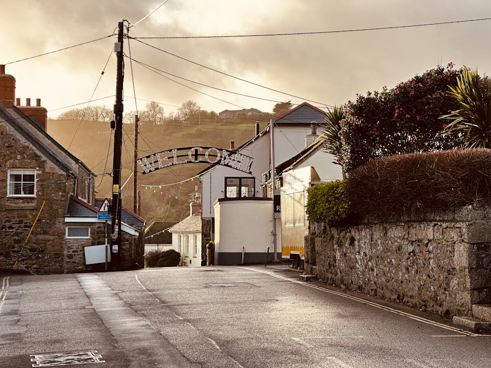 una calle con un letrero en el costado