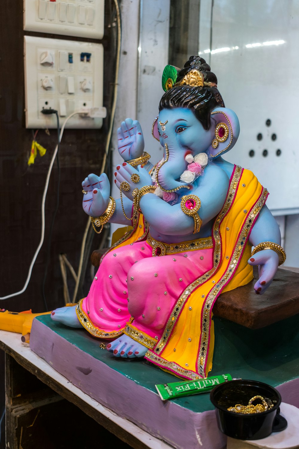 Une statue d’un dieu hindou assis sur une table