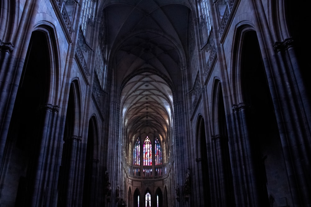 une grande cathédrale avec un très haut plafond
