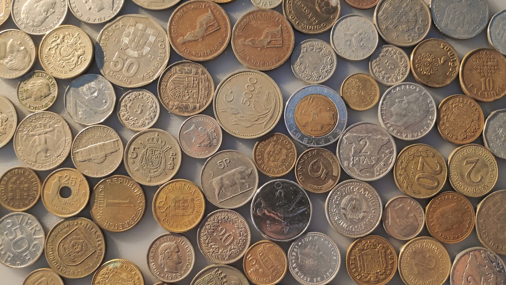 Una pila de monedas diferentes sentadas una encima de la otra