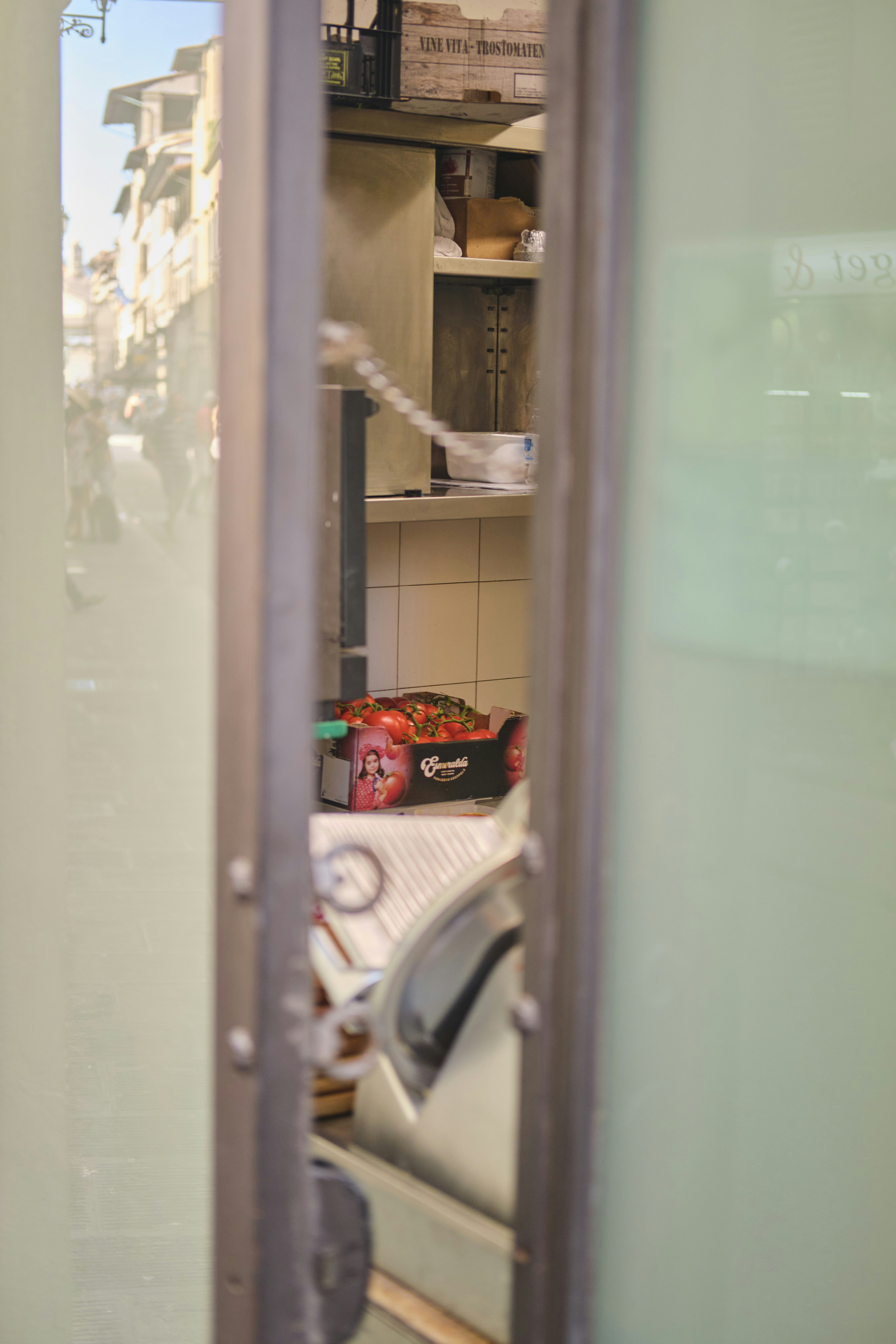 Una vista de una cocina a través de una puerta de vidrio