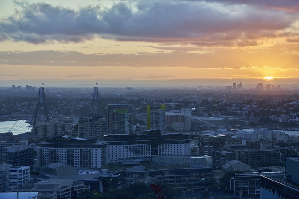 Die Sonne geht über einer Stadt mit hohen Gebäuden unter