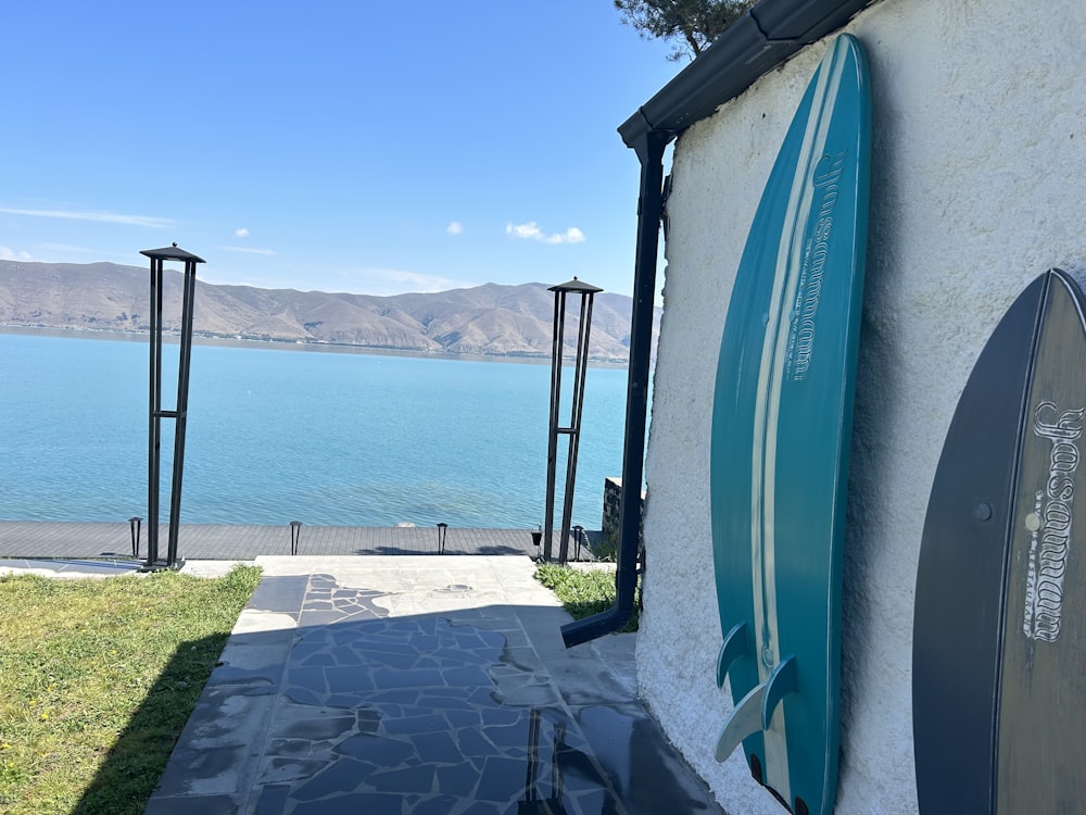 Un par de tablas de surf sentadas en el costado de un edificio