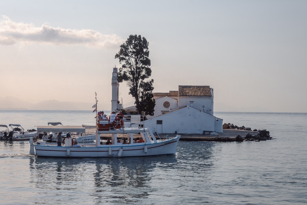 a small boat in the water next to a building