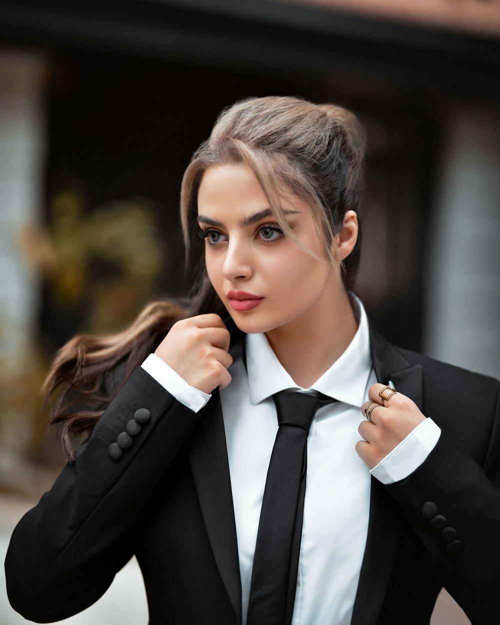 Eine Frau in Anzug und Krawatte posiert für ein Foto
