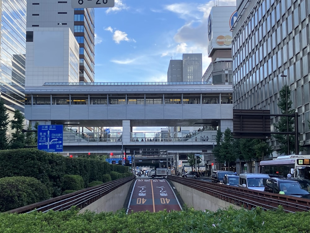 橋が架かる街の通り