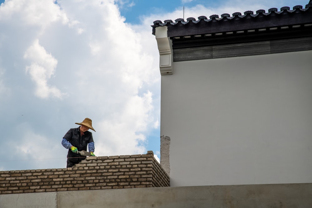 Un uomo in piedi sulla cima di un tetto