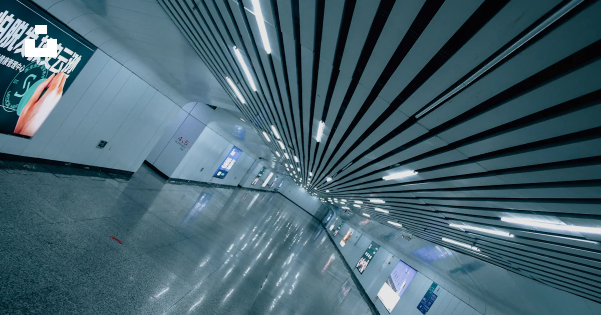 Letrero Normal Un pasillo muy largo con un letrero en la pared - Foto gratuita en Unsplash