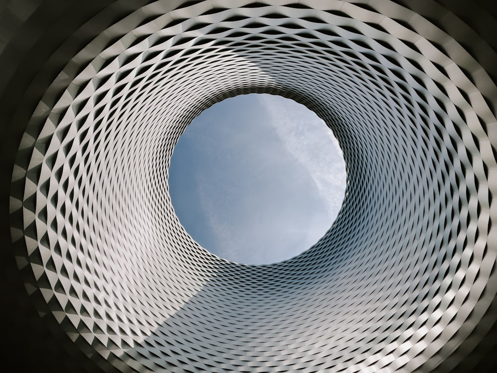 Blick in das Innere eines Gebäudes durch ein kreisrundes Loch