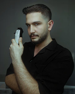 User-friendly interface with face shape options and beard style previews.