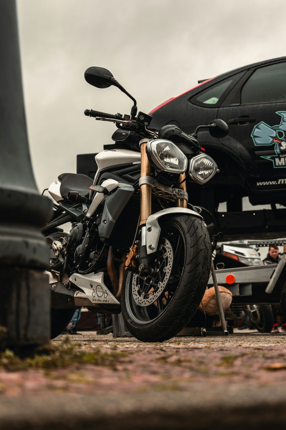 a motorcycle is parked next to a car
