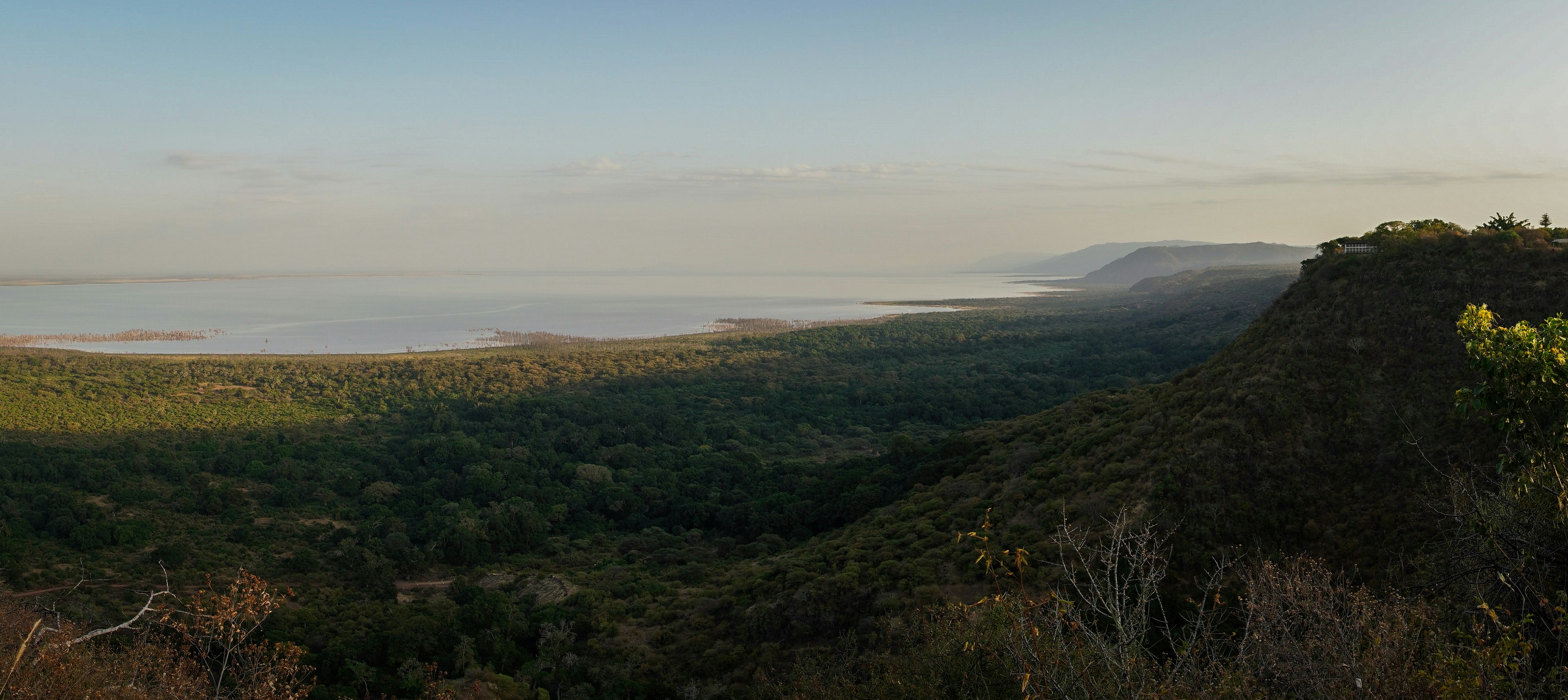 une vue panoramique d’un grand plan d’eau