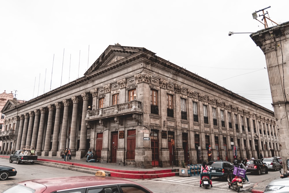 a large building with columns on the side of it