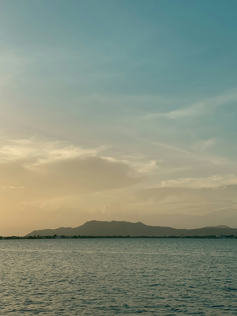 una gran masa de agua sentada bajo un cielo nublado