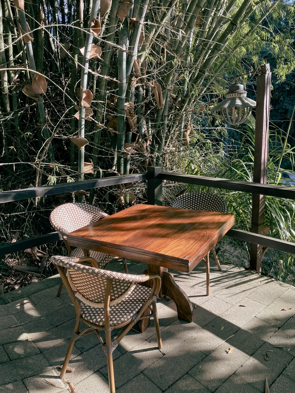 un tavolo di legno seduto sulla cima di un ponte di legno