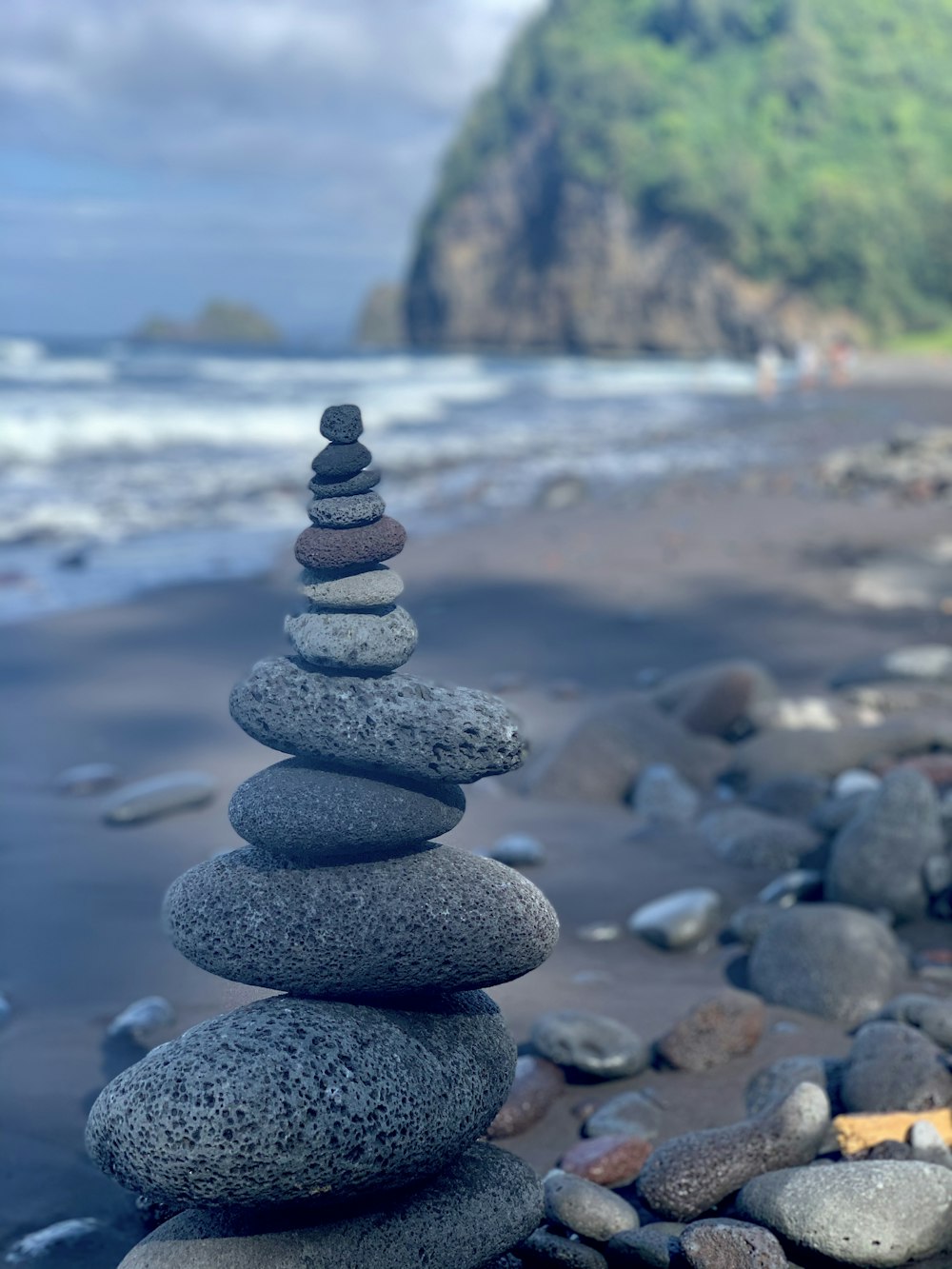 Ein Stapel Steine, der auf einem Strand sitzt